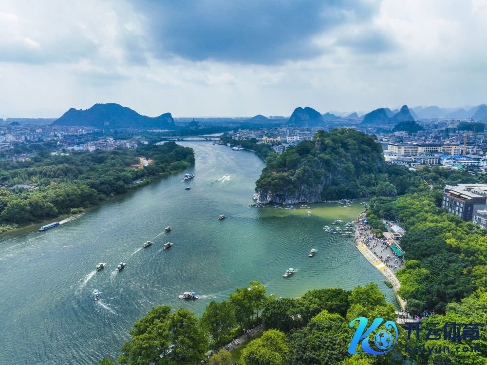 在桂林象鼻山景区一带，旅客乘船游览漓江（无东说念主机像片）。新华社发（刘峥 摄）